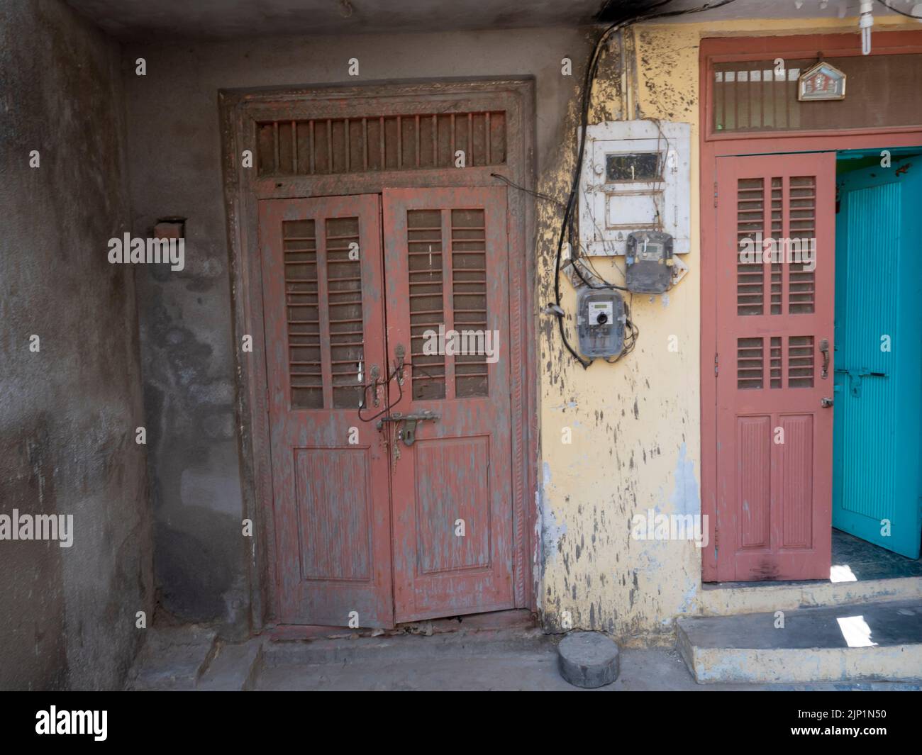 Altes Haus außen in der indischen Stadt, Stadt, ländlichen Dorf in indien. Stockfoto
