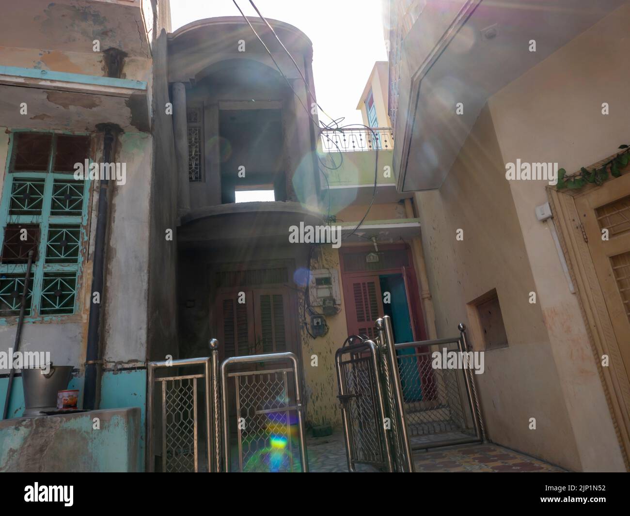 Altes Haus außen in der indischen Stadt, Stadt, ländlichen Dorf in indien. Stockfoto