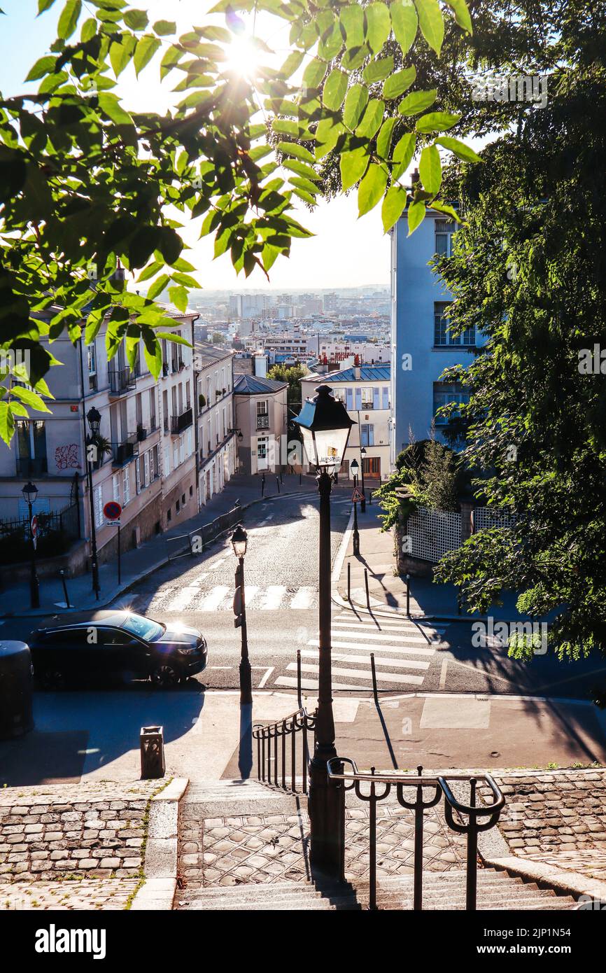 Treppen und Straße mit Panoramablick in Montmartre, Paris Stockfoto