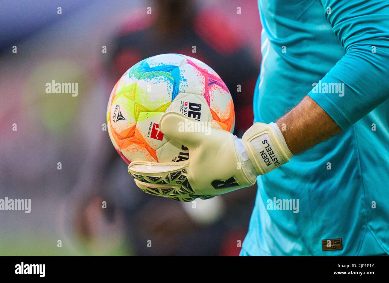 Ball, Koen CASTEELS, Torwart WOB 1 im Spiel FC BAYERN MÜNCHEN - VFL WOLFSBURG 2-0 1.Deutsche Fußballliga am 14. August 2022 in München, Deutschland. Saison 2022/2023, Spieltag 2, 1.Bundesliga, FCB, München, 2.Spieltag © Peter Schatz / Alamy Live News - die DFL-VORSCHRIFTEN VERBIETEN DIE VERWENDUNG VON FOTOGRAFIEN als BILDSEQUENZEN und/oder QUASI-VIDEO - Stockfoto