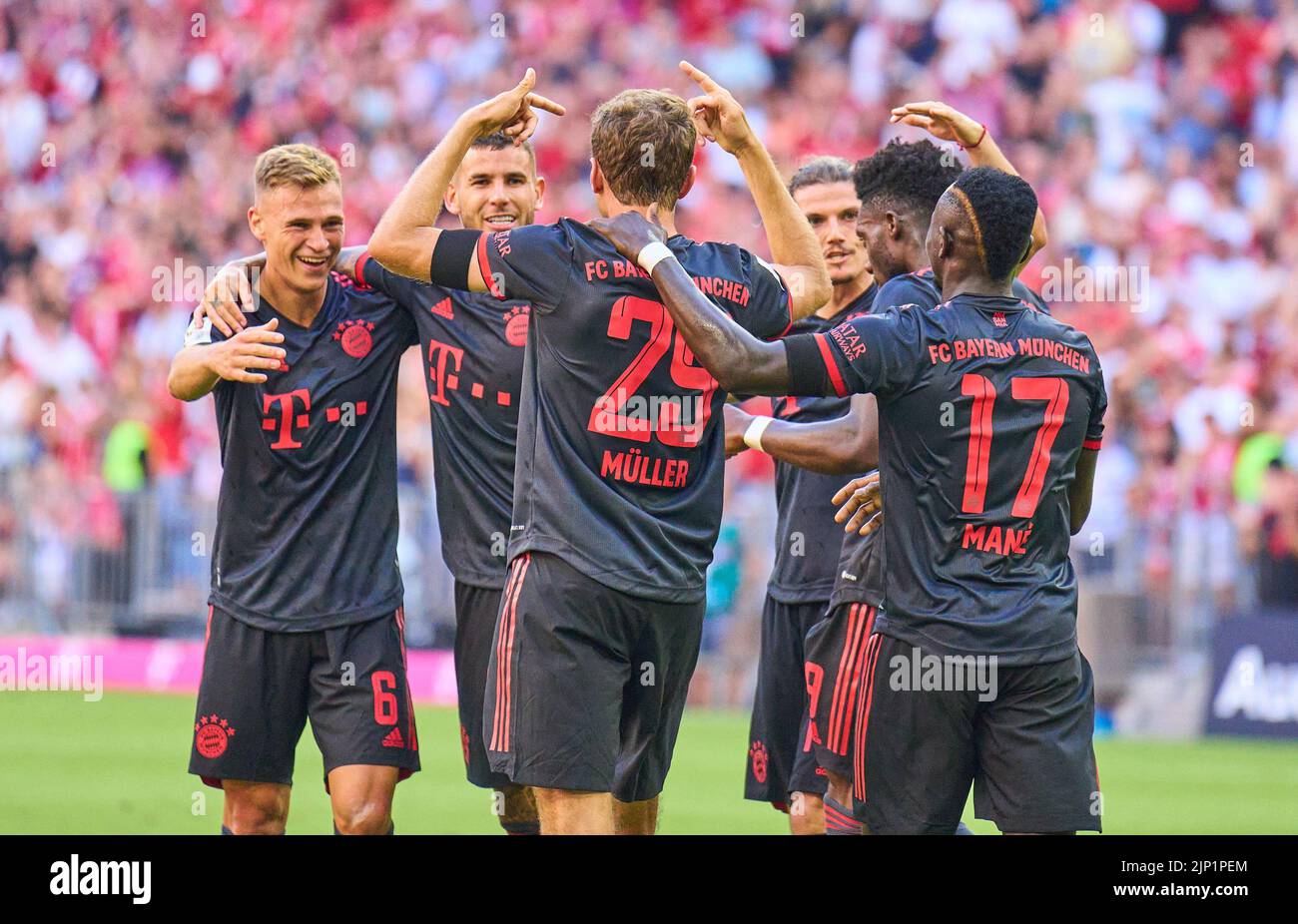 München, Deutschland. 14.. August 2022. Thomas MUELLER, MÜLLER, FCB 25 feiert sein Tor, glücklich, lachen, feiern, 2-0 mit Joshua KIMMICH, FCB 6 Sadio Mane (FCB 17) Lucas HERNANDEZ (FCB 21) im Spiel FC BAYERN MÜNCHEN - VFL WOLFSBURG 2-0 1.Deutsche Fußballliga am 14. August 2022 in München, Deutschland. Saison 2022/2023, Spieltag 2, 1.Bundesliga, FCB, München, 2.Spieltag © Peter Schatz / Alamy Live News - die DFL-VORSCHRIFTEN VERBIETEN DIE VERWENDUNG VON FOTOGRAFIEN als BILDSEQUENZEN und/oder QUASI-VIDEO - Stockfoto