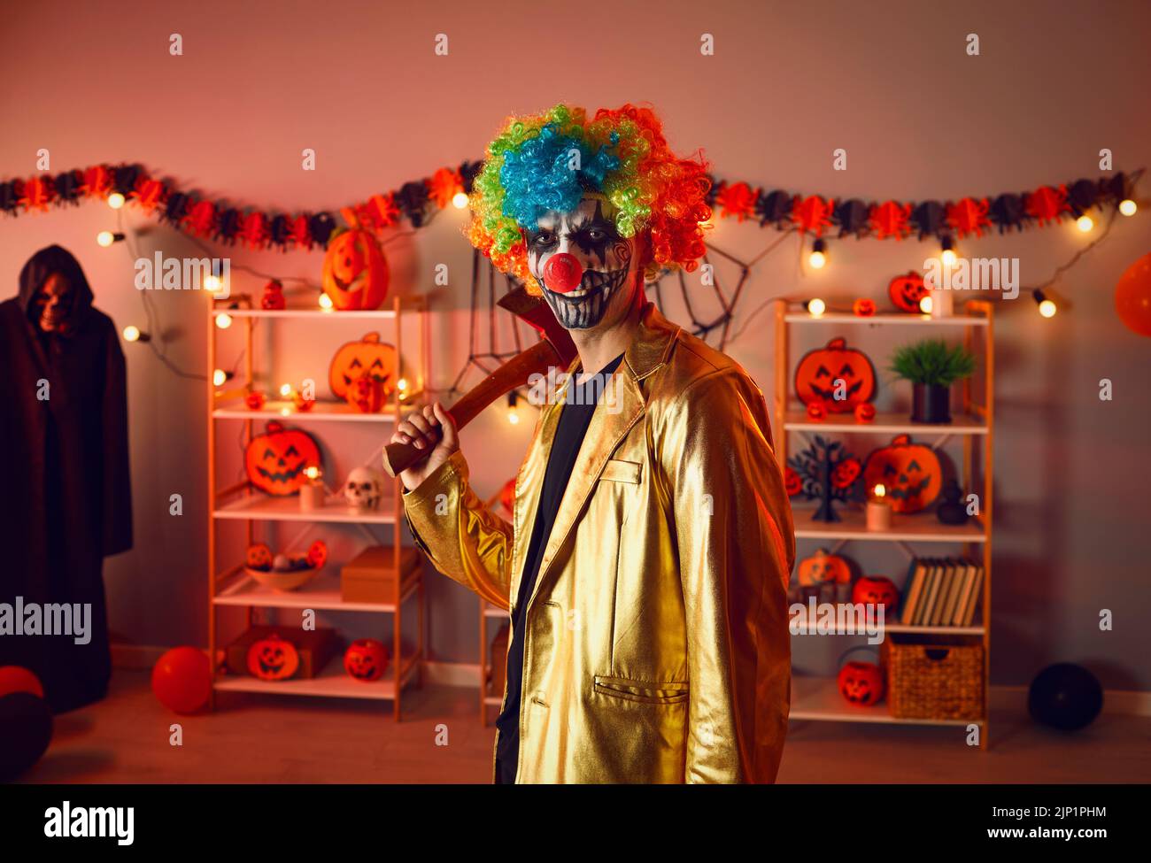 Mann Clown feiern Halloween in dekorierten Hause Stockfoto
