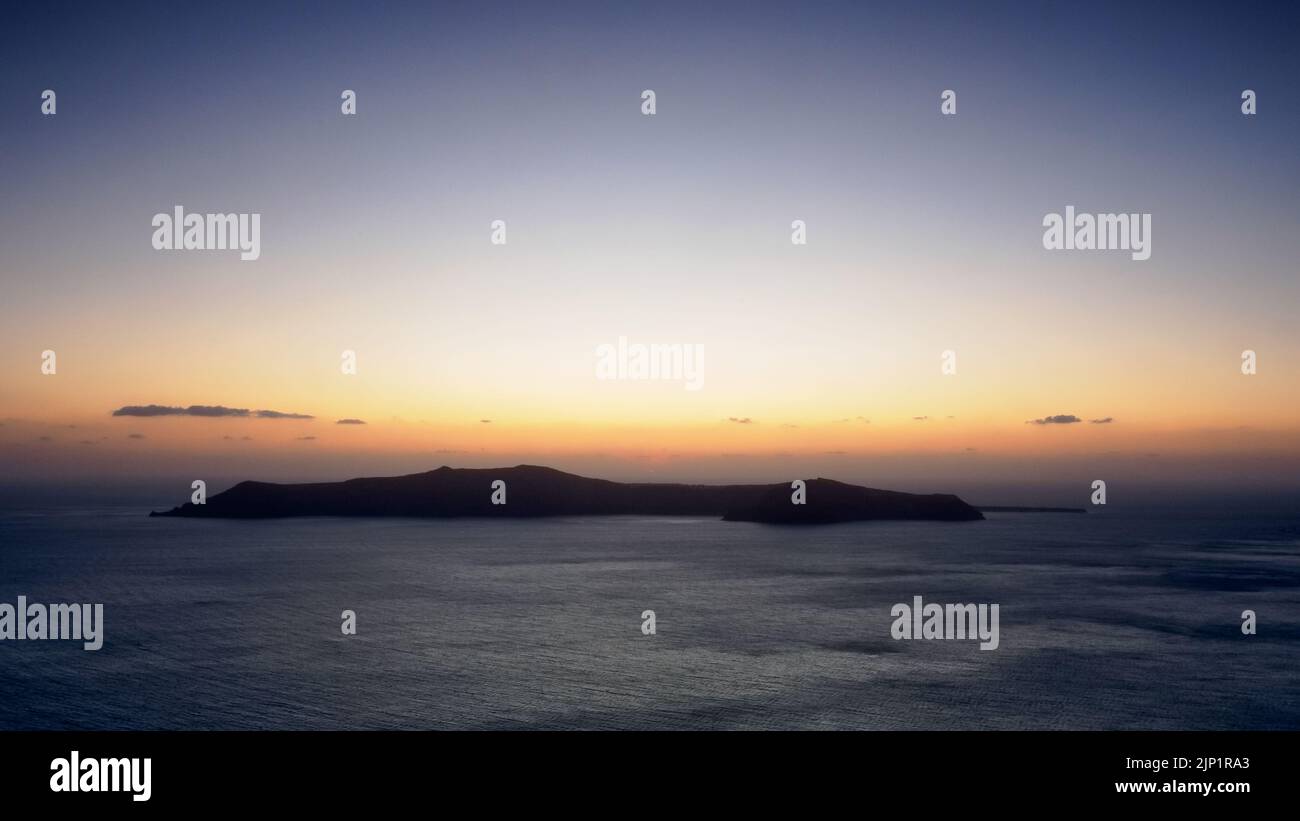 Luftaufnahme mit surrealen Farben Sonnenuntergang. Santorini, Griechenland Stockfoto