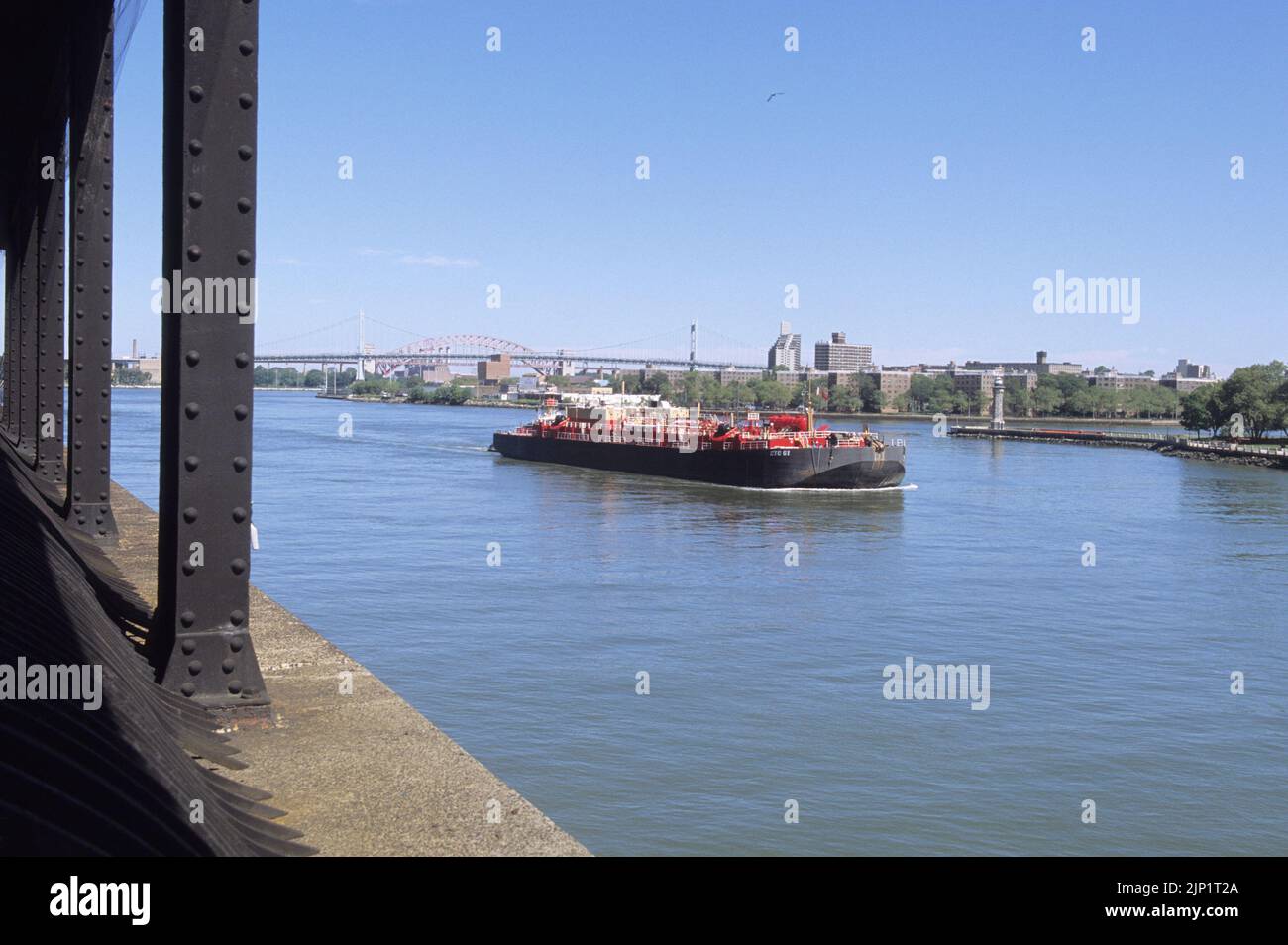 Schiff, Boot oder Schiff auf dem New Yorker Wasserweg. Öltanker auf dem East River, Upper East Side von Manhattan, New York City, USA Stockfoto