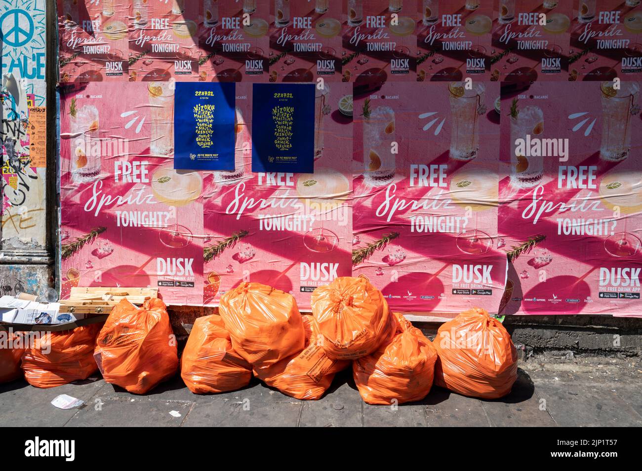 Poster an einer Wand in der Brick Lane in London Stockfoto