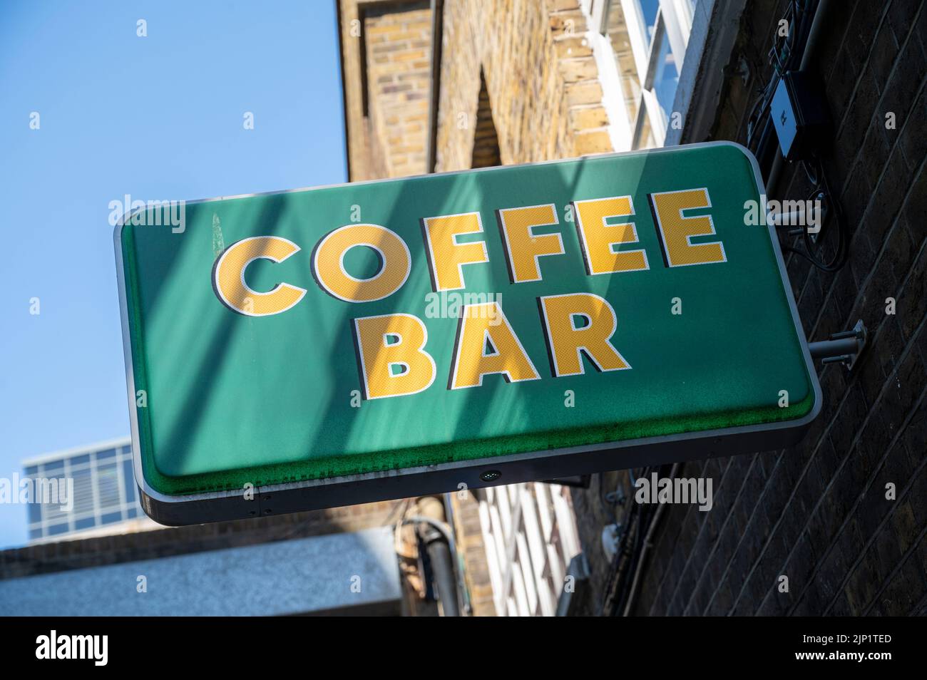 Ein Schild für eine Kaffeebar in London, Großbritannien Stockfoto