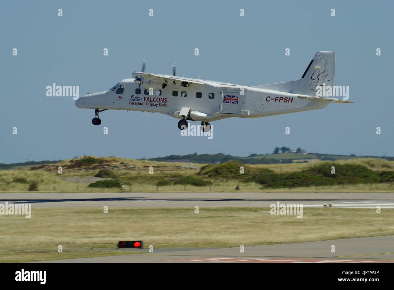 RAF Falcons Fallutenteam Dornier 228 C-FPSH im RAF Valley, Anglesey, Nordwales. Stockfoto