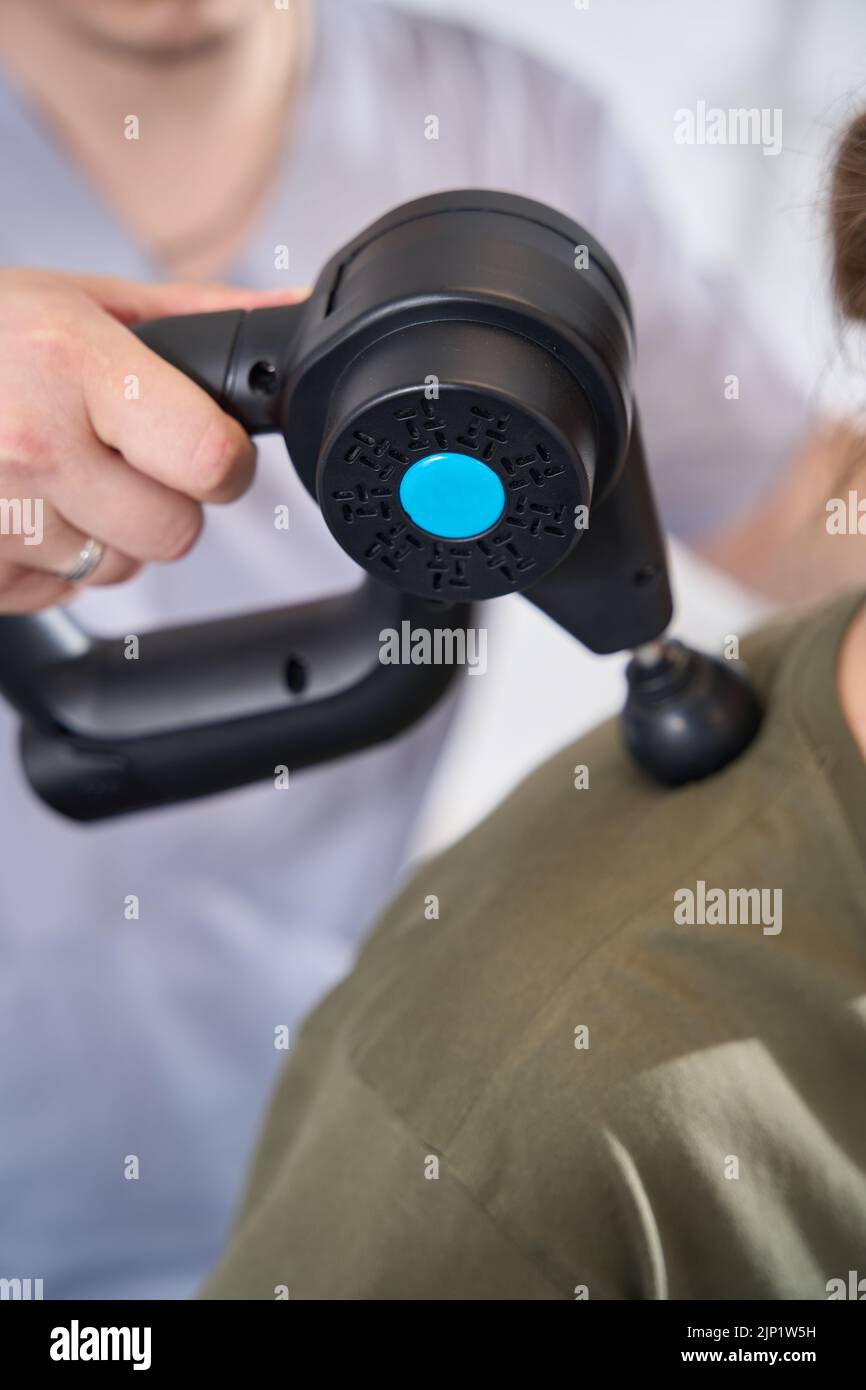 Modernes Verfahren der Apparatetherapie in einem Rehabilitationszentrum Stockfoto