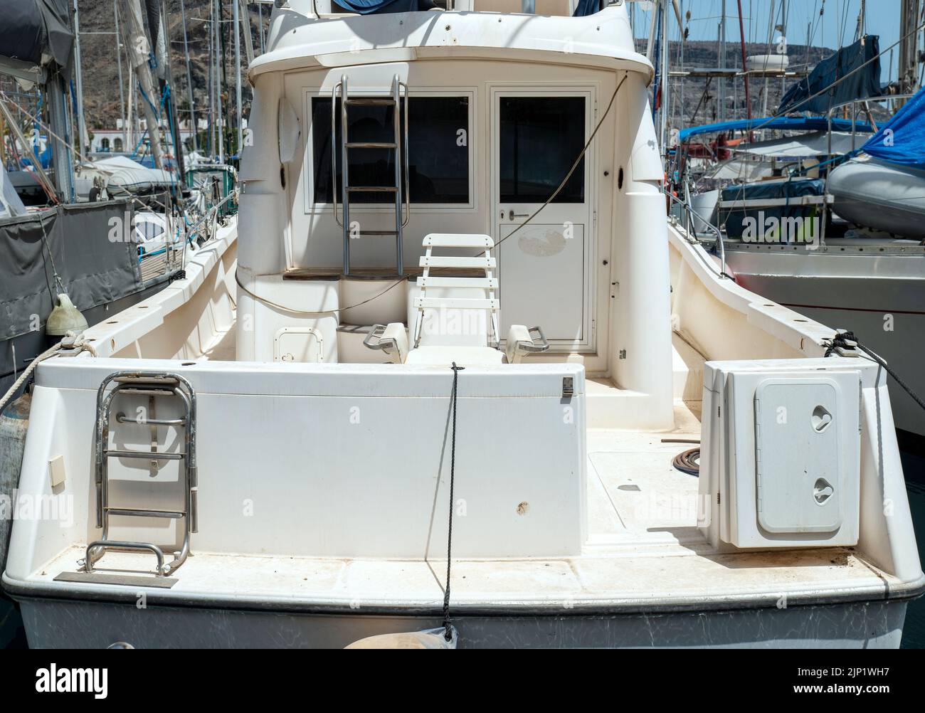 Verlassene, ungepflegt aussehende Yacht im Hafen. Stockfoto