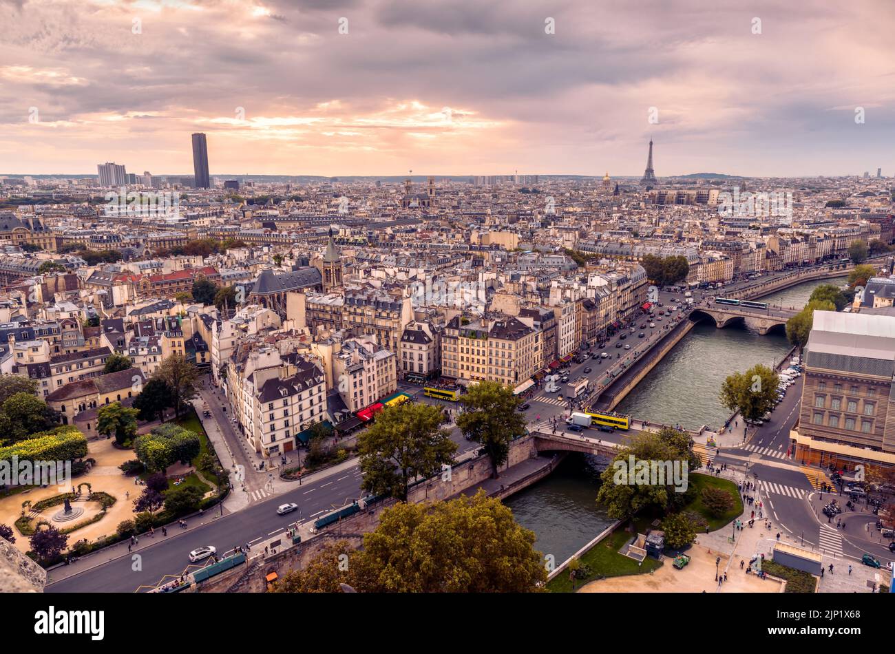 Paris Blick von Notre Dame oben bei Sonnenuntergang, Frankreich. Skyline von Paris mit Montparnasse und Eiffelturm. Landschaft, Panorama der seine, Gebäude, st Stockfoto