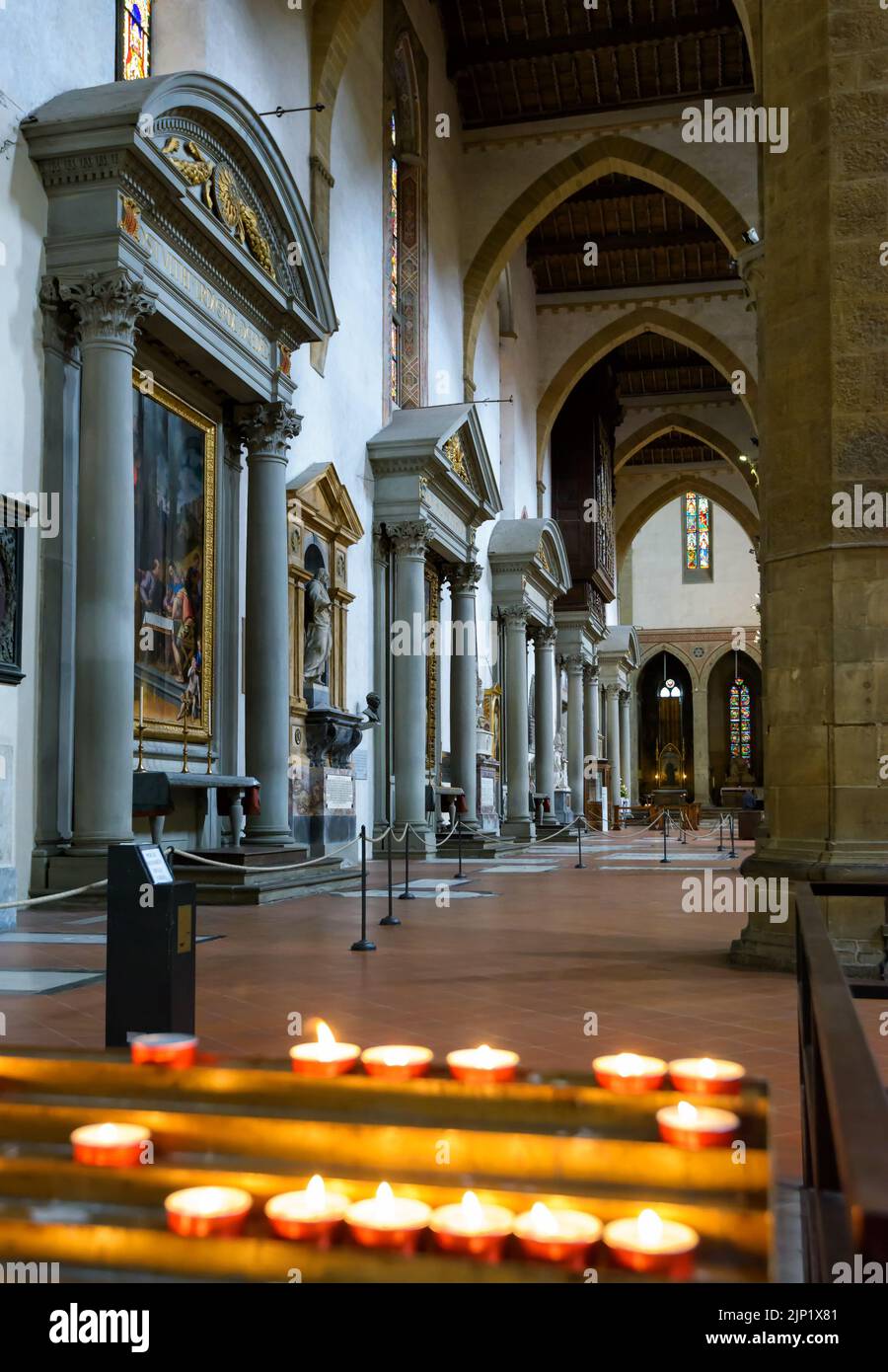 Im Inneren der Basilica di Santa Croce in Florenz. Es ist Touristenattraktion von Florenz. Luxuriöse Innenausstattung von Santa Croce Churc Stockfoto