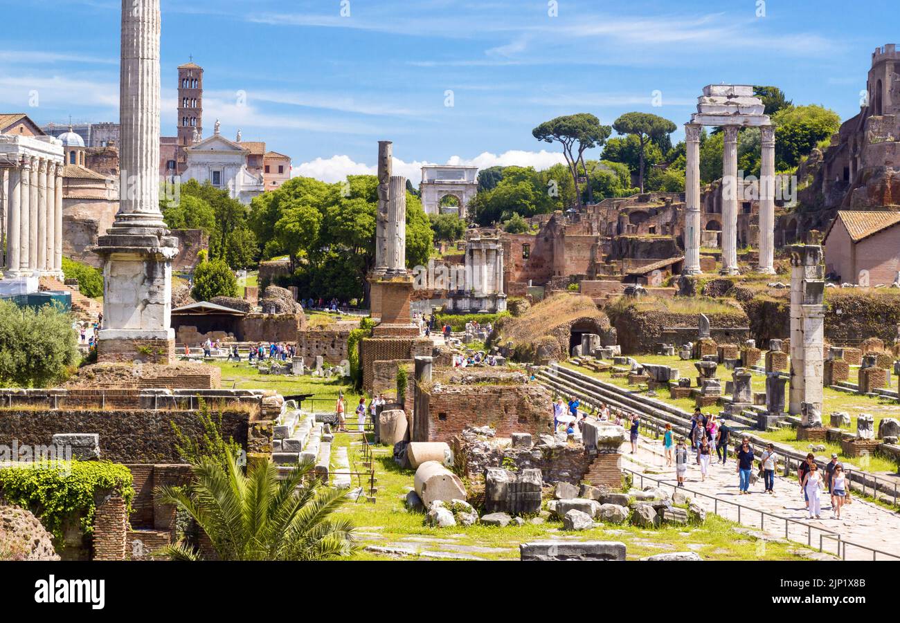 Landschaft des Forum Romanum, Rom, Italien. Panorama der antiken Gebäude Ruinen des Forum Romanum oder Forum Romanum und Touristen in Roma Cit Stockfoto