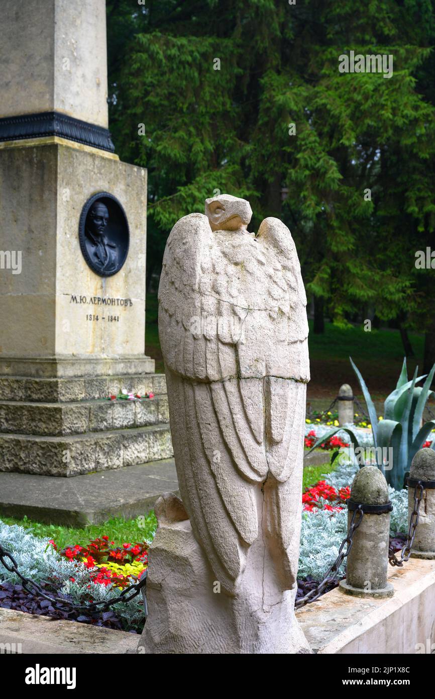 Ort des Duells von Lermontov, altes Denkmal im Jahr 1915 installiert, Pjatigorsk, Russland. Vertikale Ansicht des Steinadlers, Gedenkdetails am Maschuk Mount, Stavrop Stockfoto