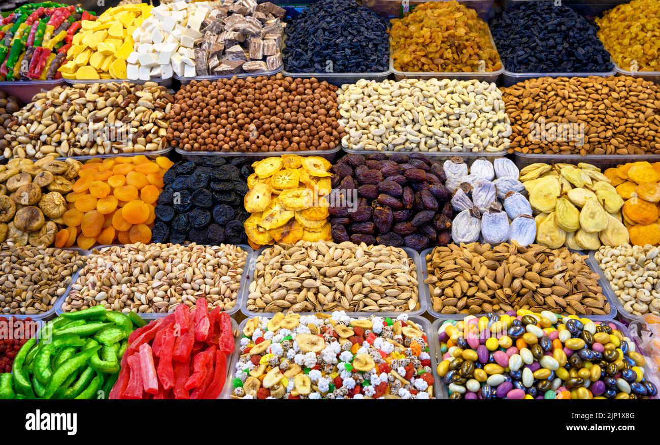 Theke mit orientalischem Essen auf dem East Market. Getrocknete Früchte, Süßigkeiten und Nüsse auf dem Basar. Vielfalt an natürlichen Bio-Produkten, vegane und vegetarische Speisen, des Stockfoto