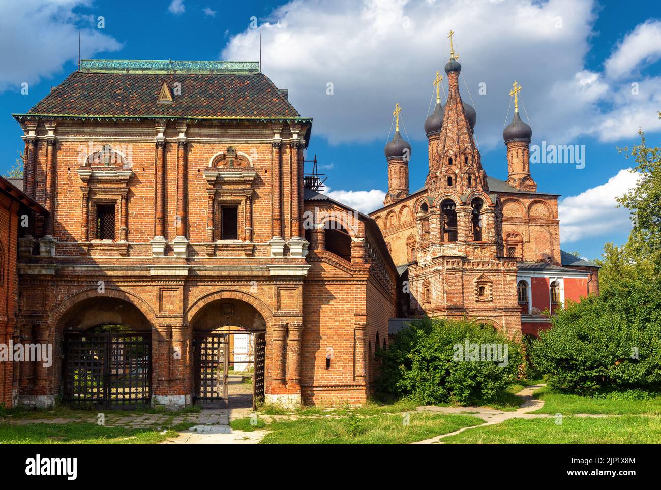 Krutitskoe Podvorye oder Krutitskoe Compound in Moskau, Russland. Historische Straße mit Backsteingebäuden im Zentrum von Moskau ist Denkmal des XVII-XIX Cent. Sc Stockfoto
