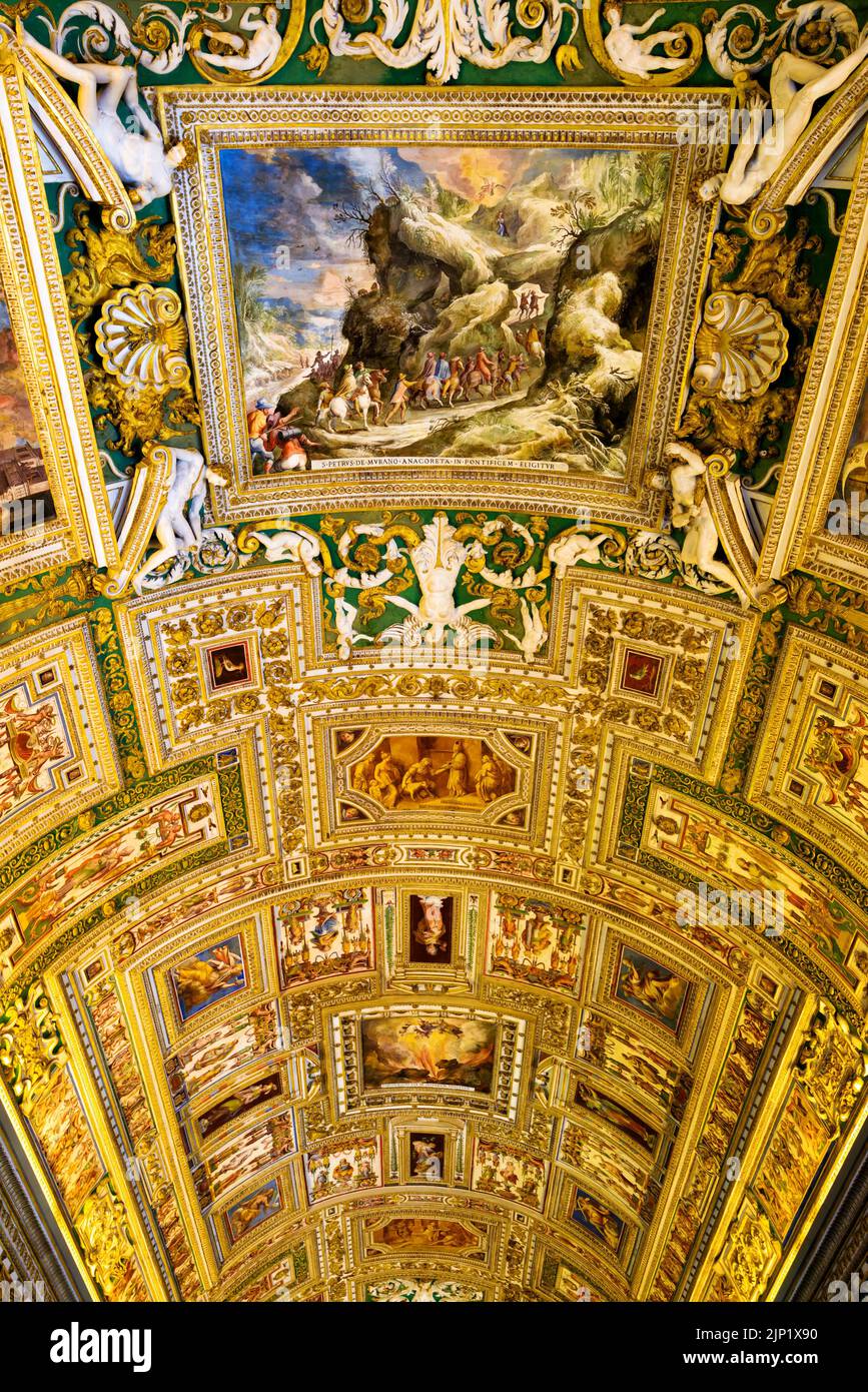 Geographische Galerie des Vatikanischen Museums, Italien. Luxuriöse Decke im prunkvollen Innenraum des ehemaligen päpstlichen Palastes mit Gemälden, italienischer Ren Stockfoto