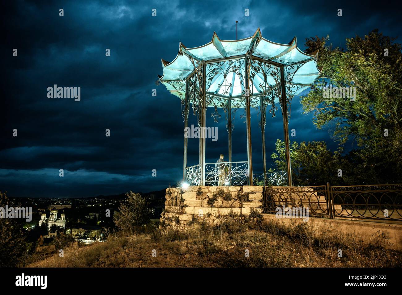 Chinesische Laube in der Nacht, Pyatigorsk, Region Stawropol, Russland. Es ist ein historisches Wahrzeichen von Pyatigorsk. Landschaft von schönen Metall Rotunde am Maschuk Berg Stockfoto