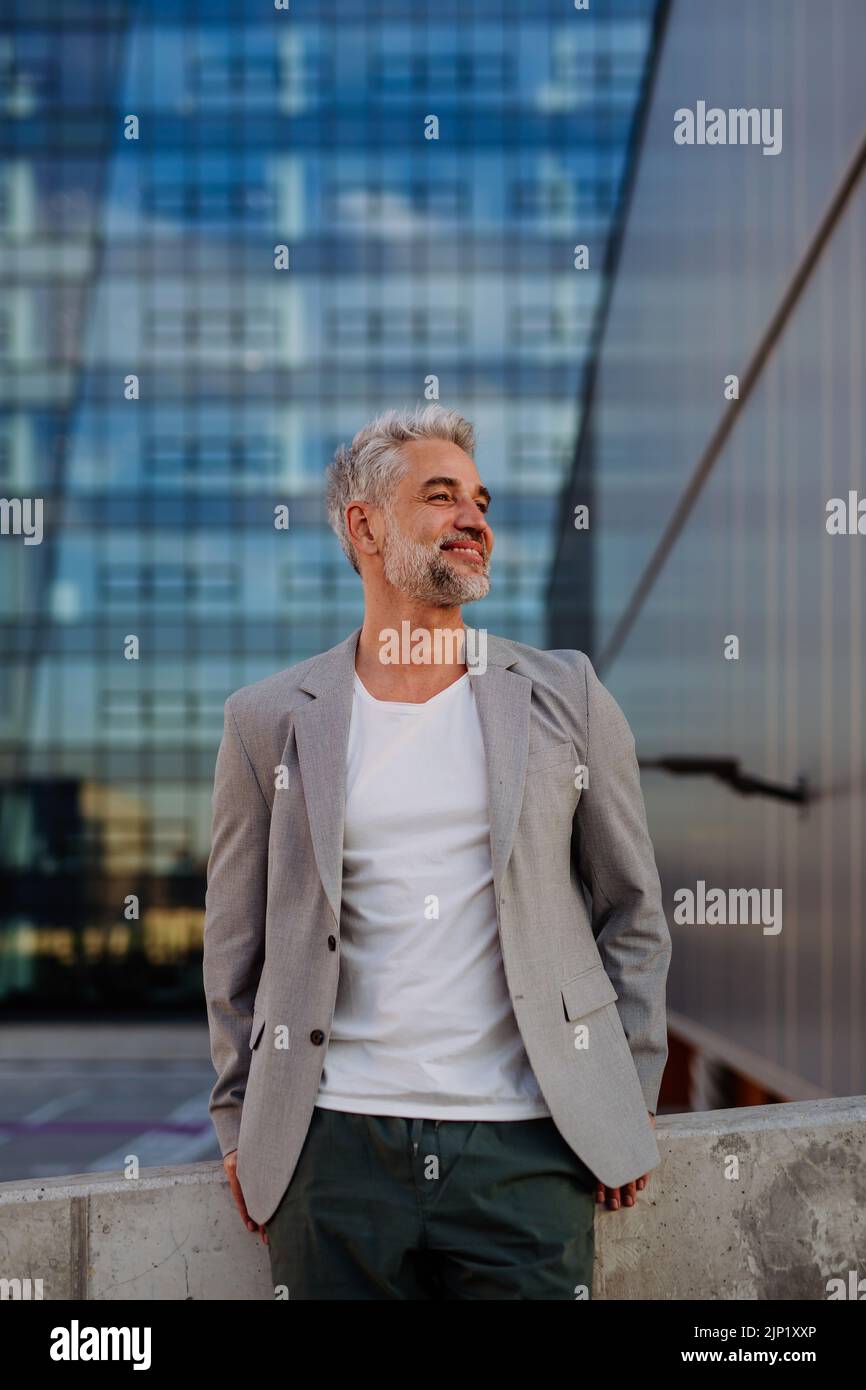 Porträt von glücklich energisch reifen Geschäftsmann in der Stadt, Work-Life-Balance-Konzept. Stockfoto