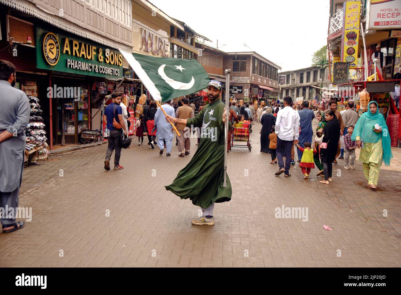 Junger pakistanischer Mann mit pakistanischer Flagge, 14.. august, Unabhängigkeitstag Pakistan, in Mall Road, Murree, Rawalpindi, Khyber Pakhtunkhwa, Pakistan. Stockfoto