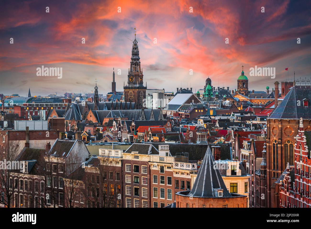 Amsterdam, Niederlande historisches Stadtbild in der Innenstadt bei Dämmerung. Stockfoto
