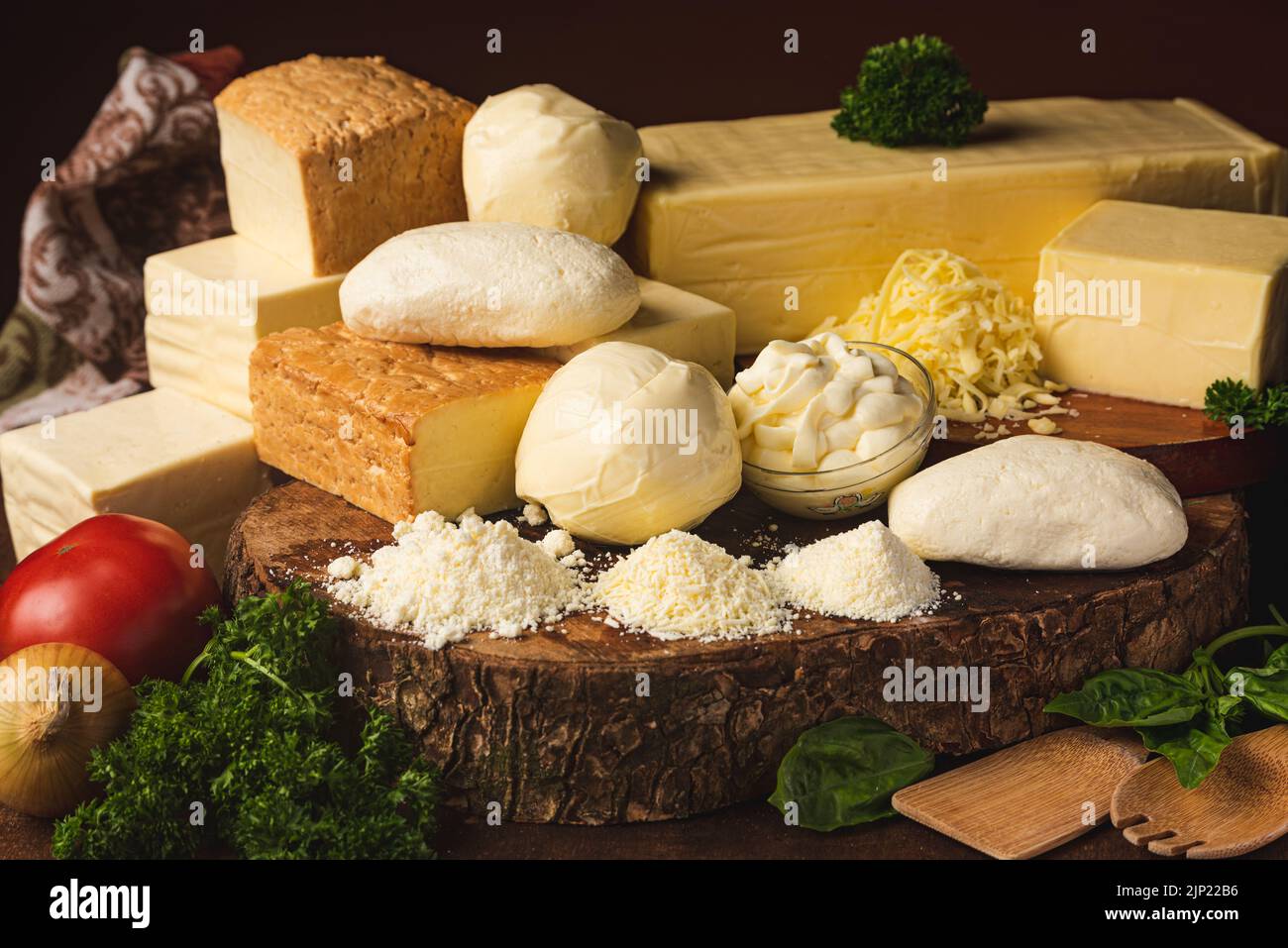 Käse, Milchprodukte, Käsesorten, italienischer Käse, Burrata, Geriebener käse, Käse, Milchprodukte Stockfoto