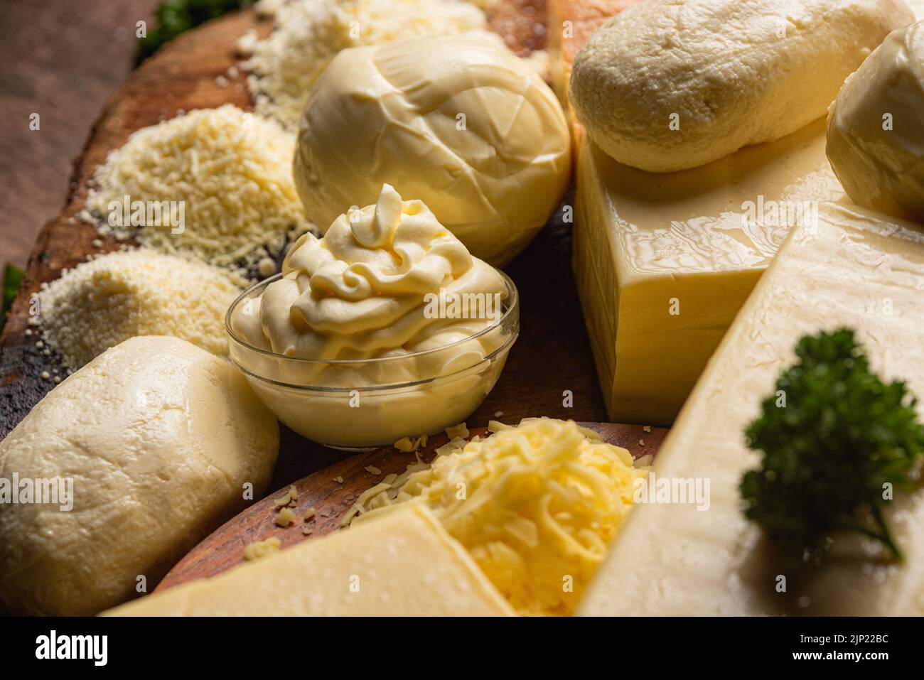 Käse, Milchprodukte, Käsesorten, italienischer Käse, Burrata, Geriebener käse, Käse, Milchprodukte Stockfoto