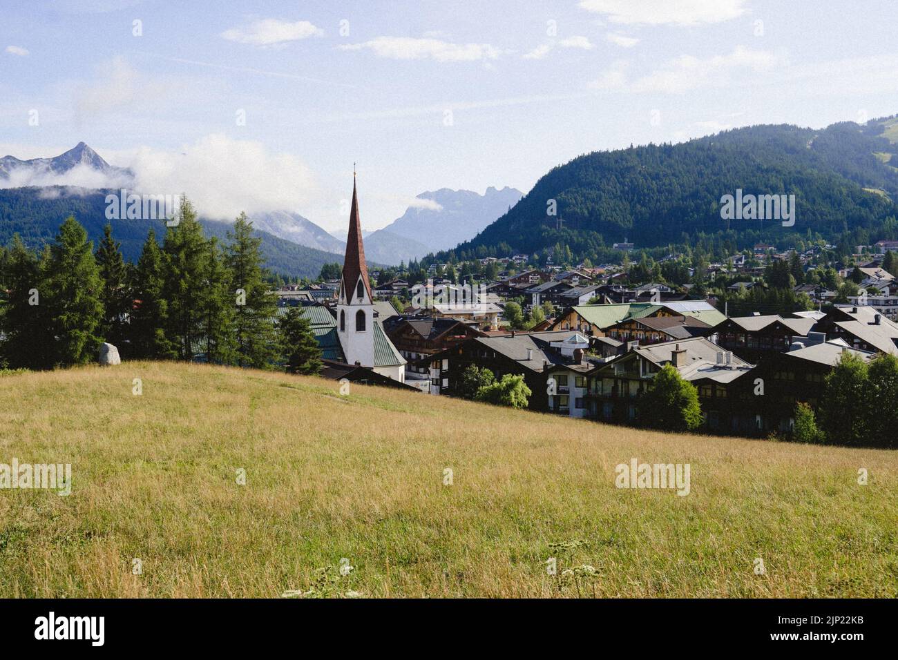 Schönes Stadtbild auf Seefeld in Tirol und die alte Kirche Stockfoto