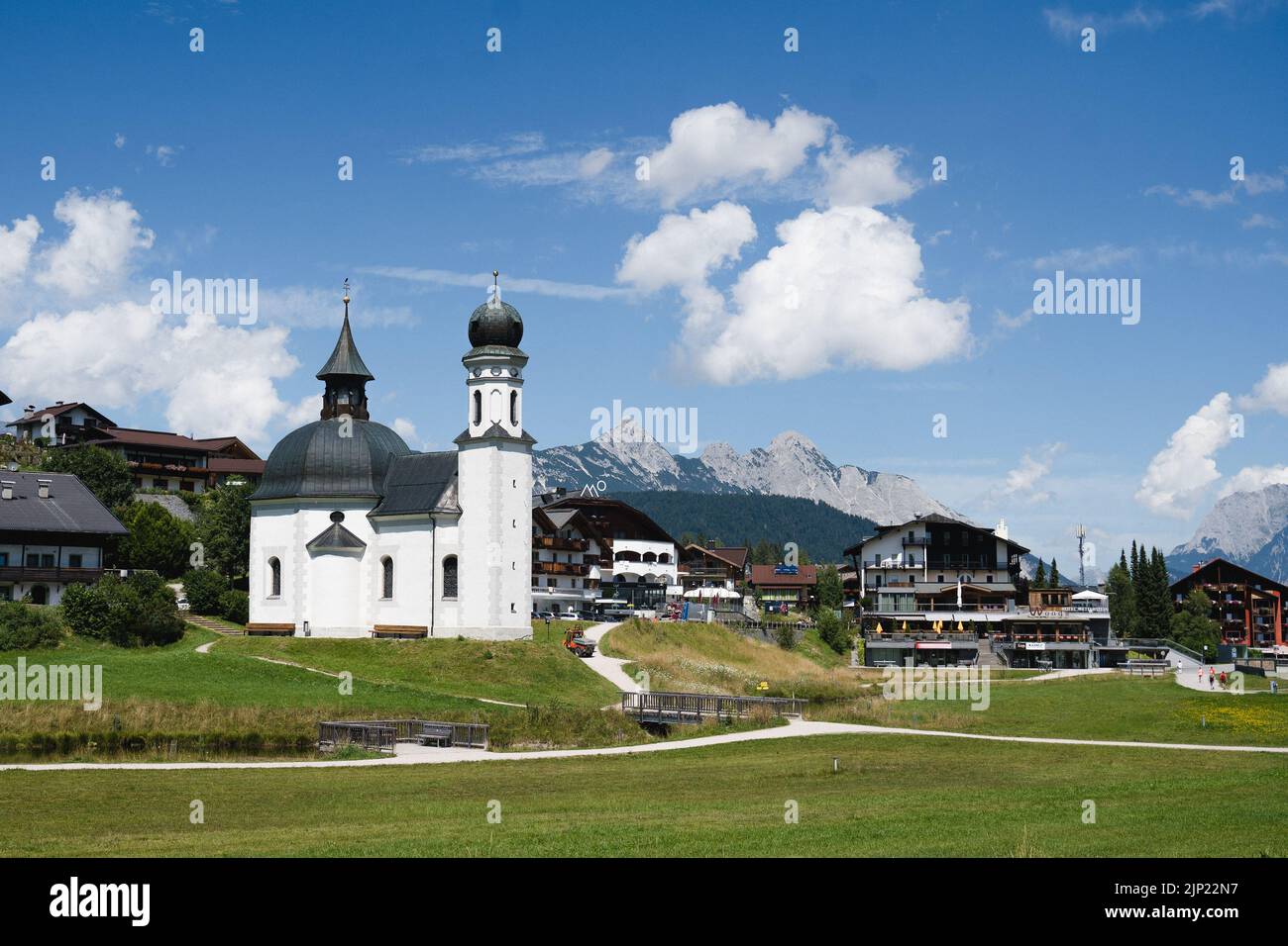 Schönes Stadtbild auf Seefeld in Tirol und die alte Kirche Stockfoto
