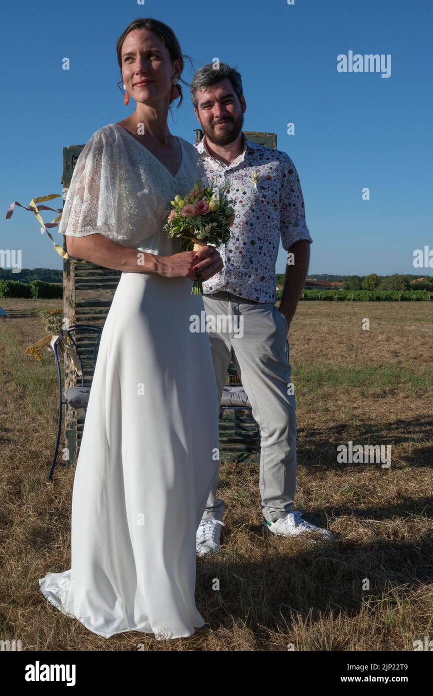 Porträt von frisch verheiratetetes Paar auf einem Feld, Frankreich Stockfoto