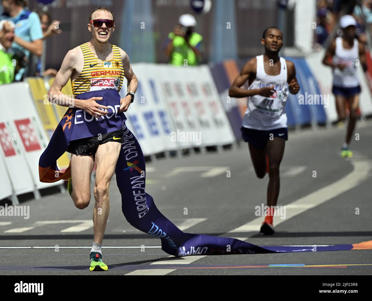 München, Deutschland. 15. August 2022. Der Deutsche Richard Ringer gewinnt am ersten Tag der Leichtathletik-Europameisterschaft, am Montag, den 15. August 2022, in München 2022, Deutschland, das Marathonrennen der Männer. Die zweite Auflage der Europameisterschaften findet vom 11. Bis 22. August statt und umfasst neun Sportarten. BELGA FOTO ERIC LALMAND Kredit: Belga Nachrichtenagentur/Alamy Live News Stockfoto