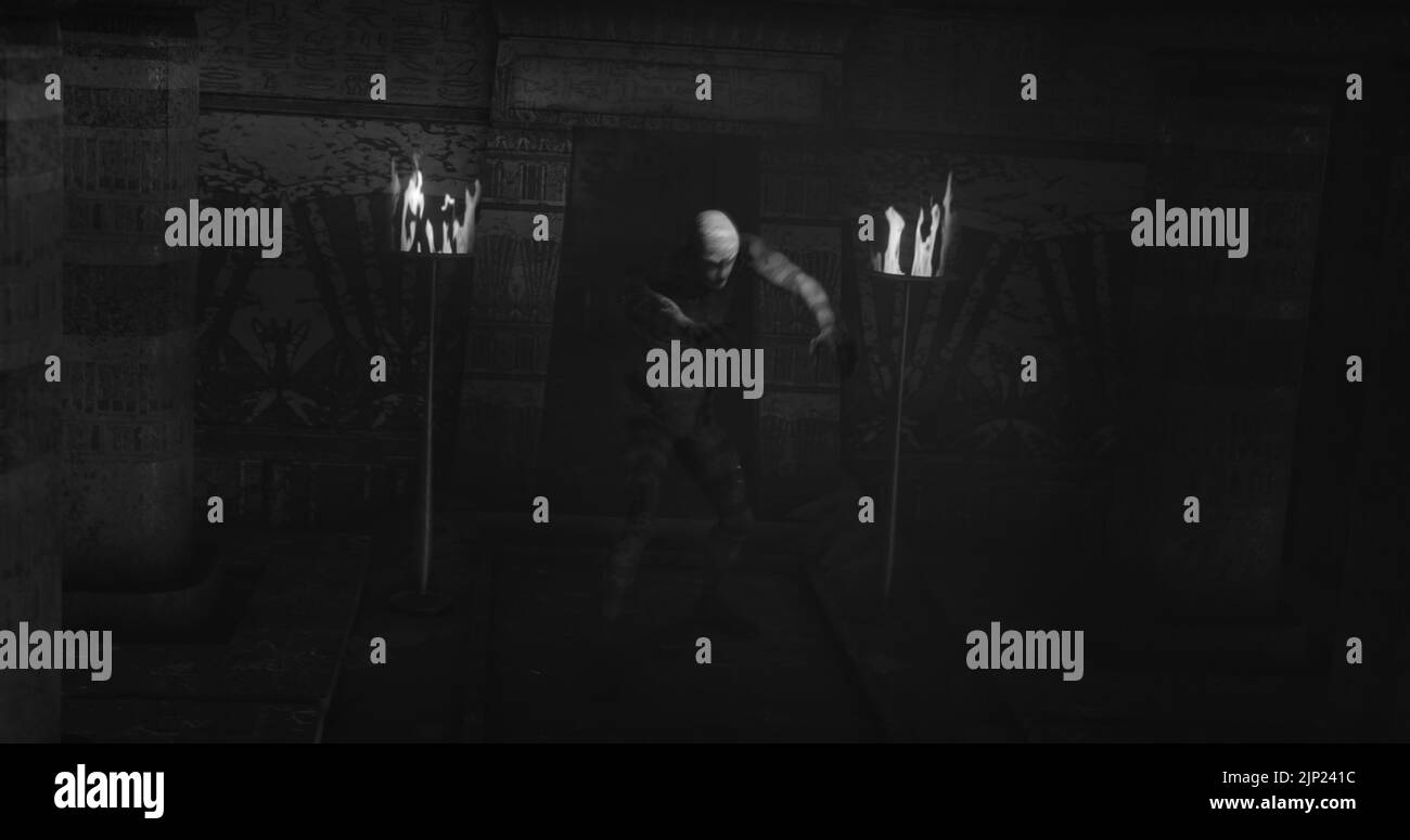 Bild von unheimlicher Zombie-Mumie, die in dunkler Krypta mit brennenden Fackeln in Schwarz und Weiß geht Stockfoto