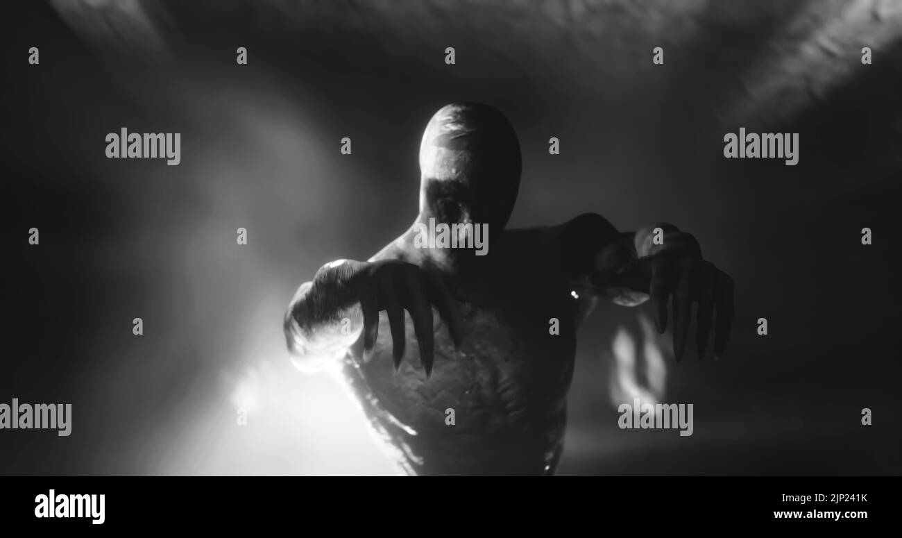 Bild von unheimlicher Zombie-Mumie, die in dunkler Krypta mit brennenden Fackeln in Schwarz und Weiß geht Stockfoto