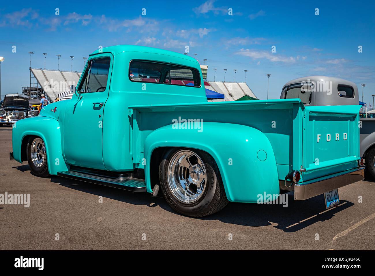 Libanon, TN - 13. Mai 2022: Rückansicht eines 1955 Ford F100 Pickup Trucks mit niedriger Perspektive auf einer lokalen Automesse. Stockfoto