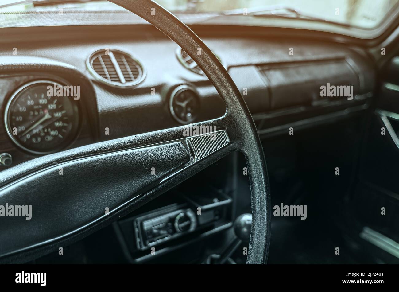 Das Innere des alten Schiguli Autos. Symbolleiste. Helm. Stockfoto