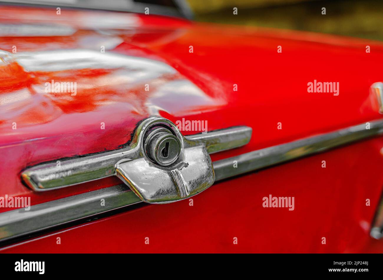 Schloss auf Kofferraum des roten Autos. Nahaufnahme des Schlüssellochs des Autos von Zhiguli. Stockfoto
