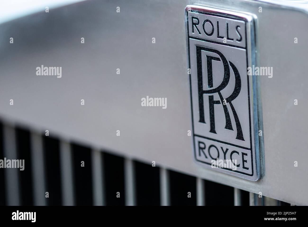 Markenlogo auf Kühlergrill des klassischen Luxuswagens Rolls Royce Stockfoto