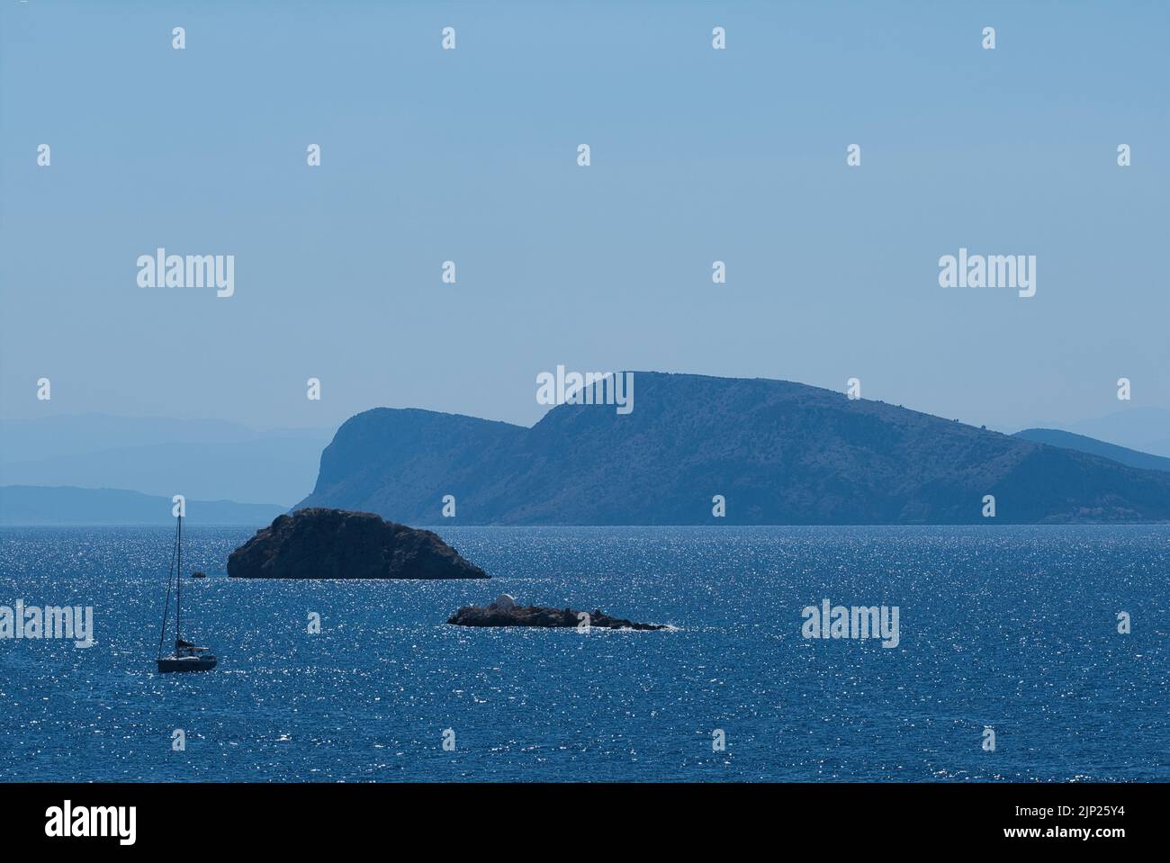 yacht segelt rund um die Inseln Hydra in Griechenland Stockfoto