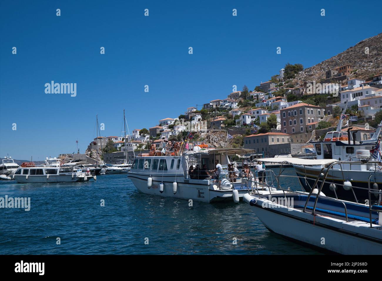 Touristen auf einer kurzen Kreuzfahrt um die Insel Hydra in Griechenland Stockfoto