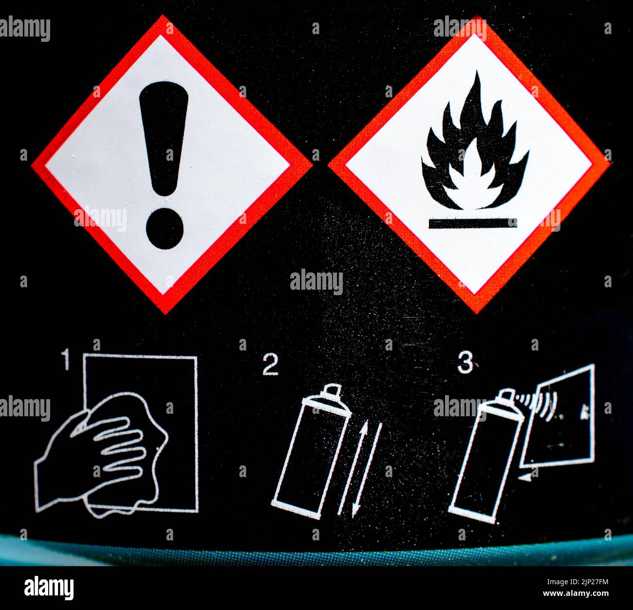 Warnschilder und brennbare Zeichen auf den schwarzen Oberflächen der Farbflasche. Öffnen, schütteln, Konzept anwenden. Stockfoto