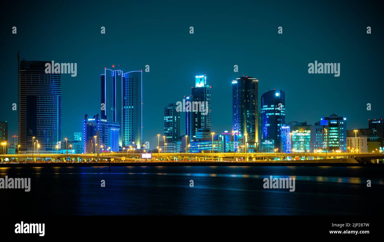 Manama Skyline Bei Nacht, Bahrain Stockfoto