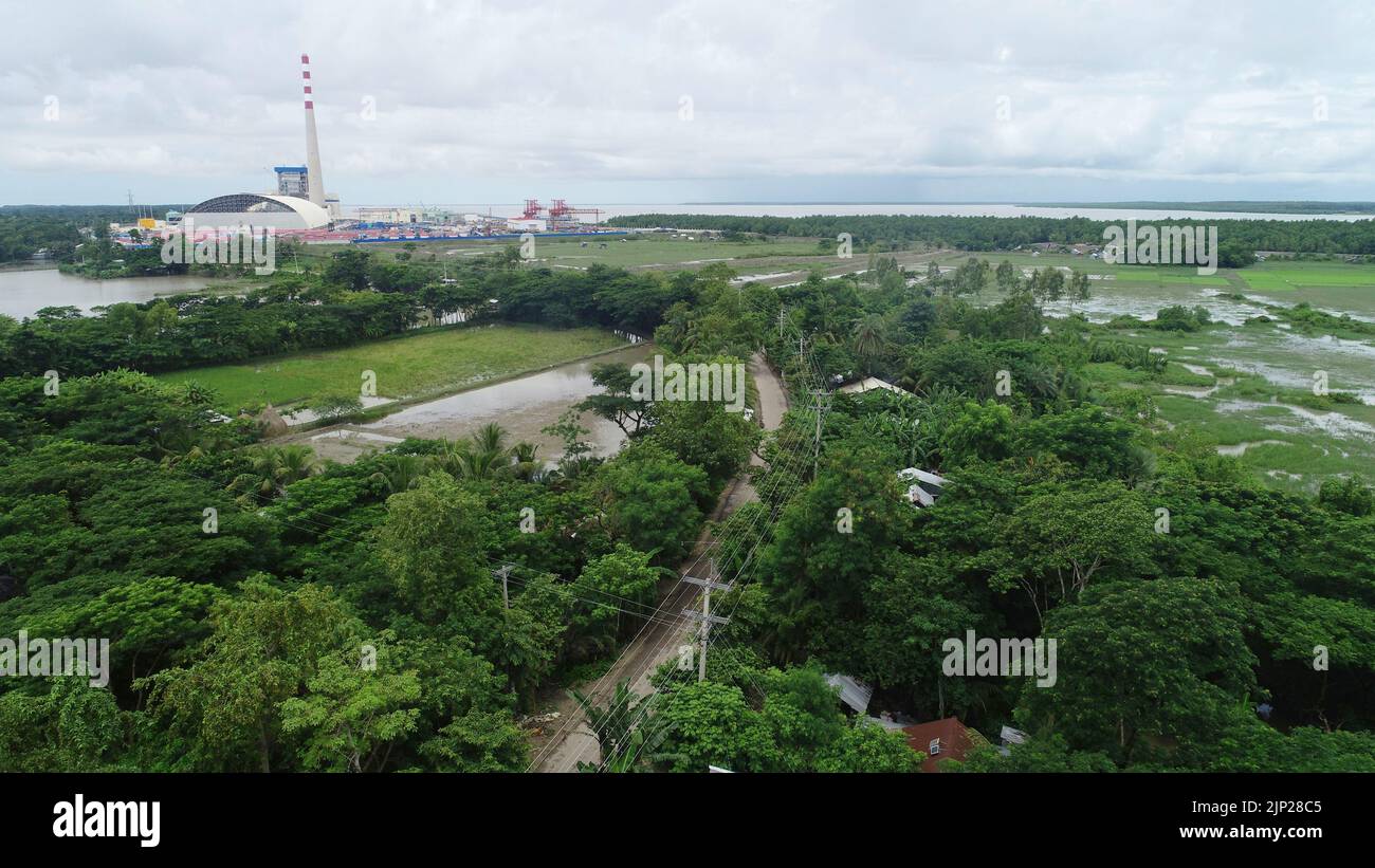 Barguna. 15. August 2022. Das Foto vom 26. Juli 2022 zeigt eine ausgedehnte und rekonstruierte bituminöse Straße in einem Dorf in Barguna, Bangladesch. UM MIT „Feature: BRI bringt „Weg zum Wohlstand“ für die Bewohner von abgelegenen Flussufern im Süden Bangladeschs“ zu GEHEN. Quelle: Xinhua/Alamy Live News Stockfoto