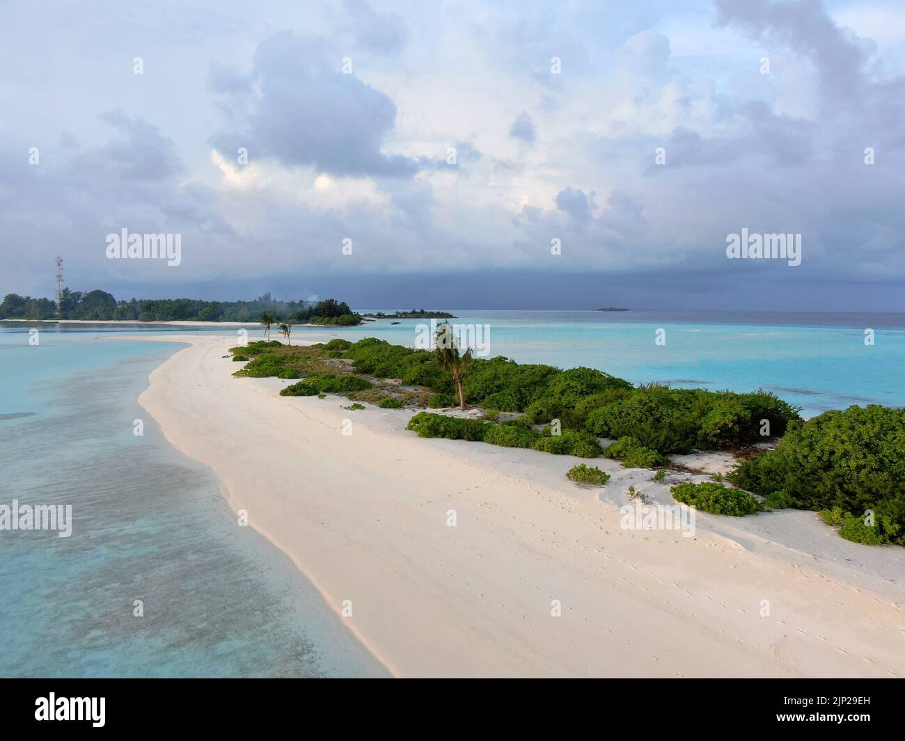 Tropische entspannende exotische türkisblaue Meereslandschaft Stockfoto