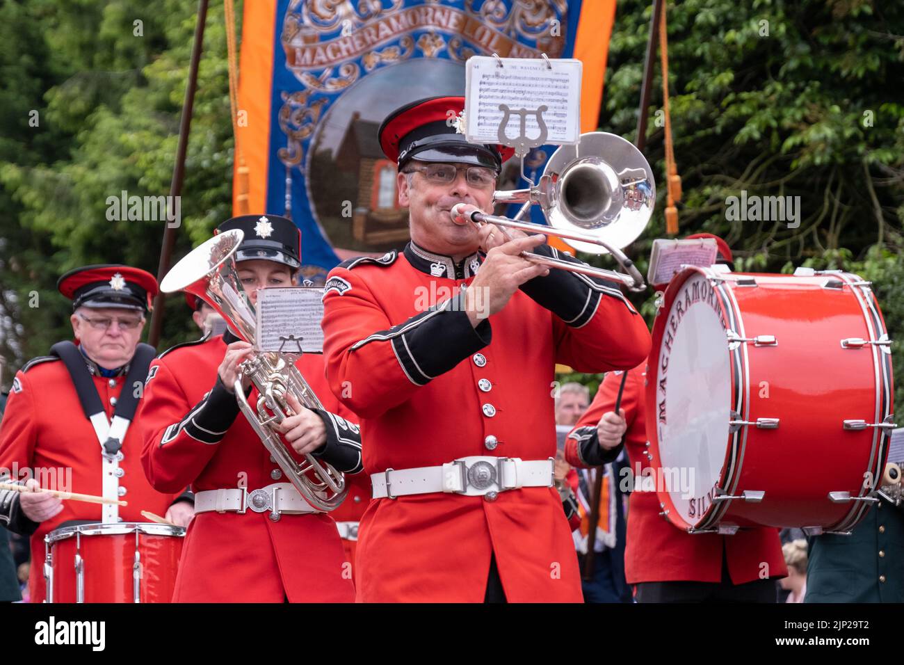 Antrim, 12.. Juli 2022, Großbritannien. Die Magheramorne Silver Band leaading die Maghermorne Orange Lodge bei der zwölften Demonstration. Stockfoto