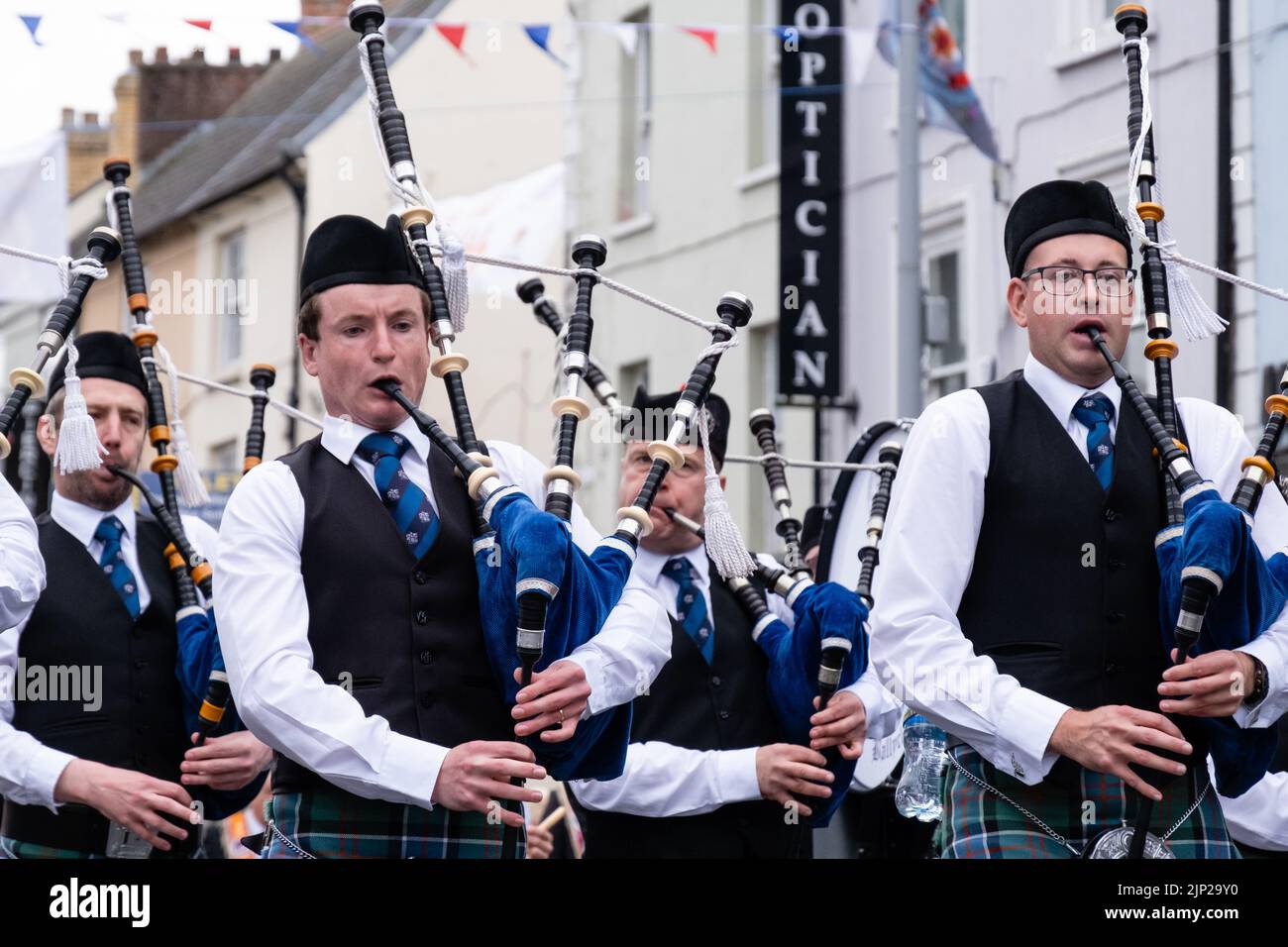 Antrim, 12.. Juli 2022, Großbritannien. Pfeifenband begleitet die Orange Order Lodge bei der jährlichen zwölften Demonstration. Stockfoto