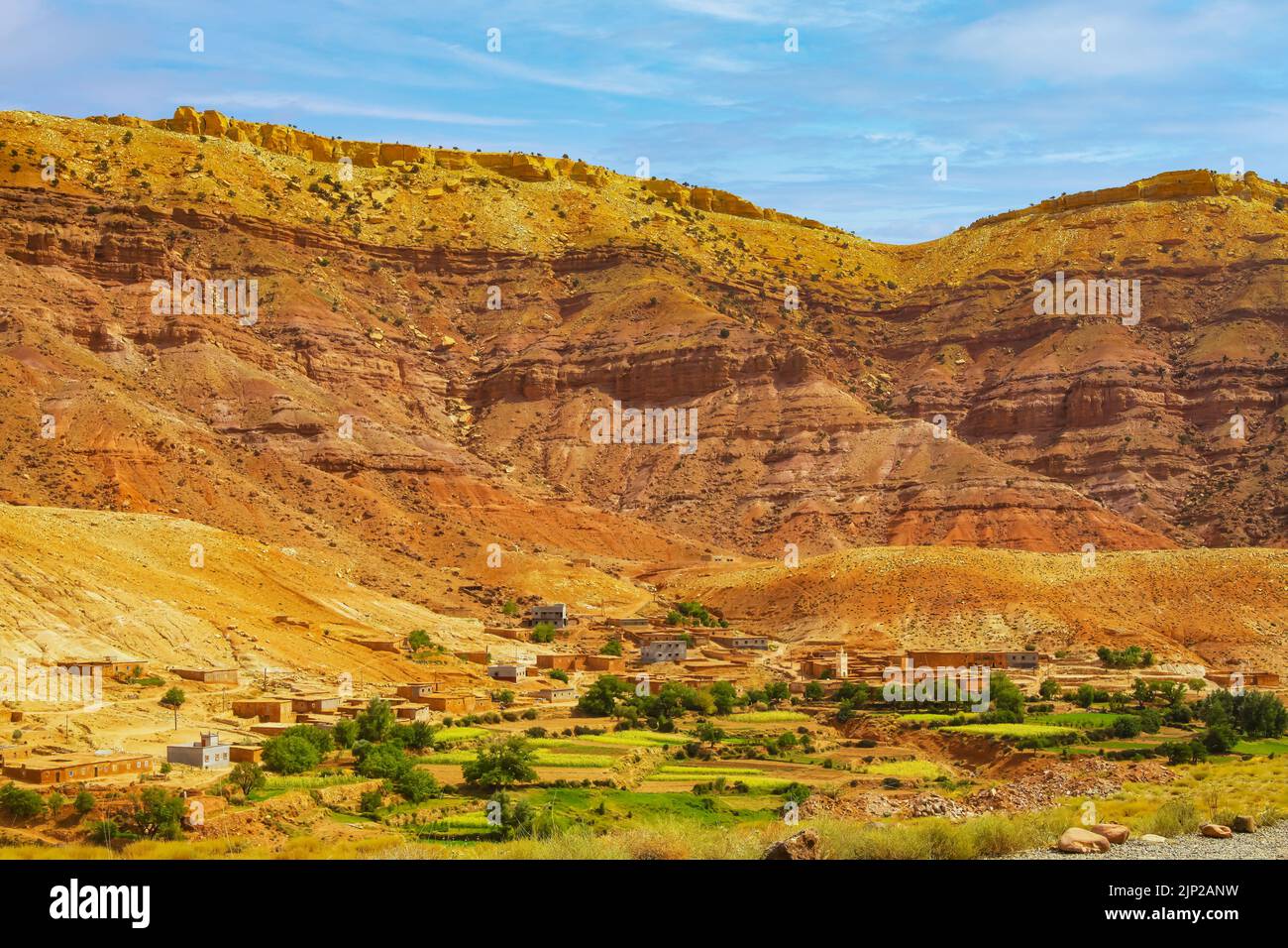 Wunderschöne landschaft im marokkanischen Atlasmointains-Tal, abgeschiedenes Berbertonhaus am Fuße einer steilen Felswand - Gorges du Dades, Marokko Stockfoto