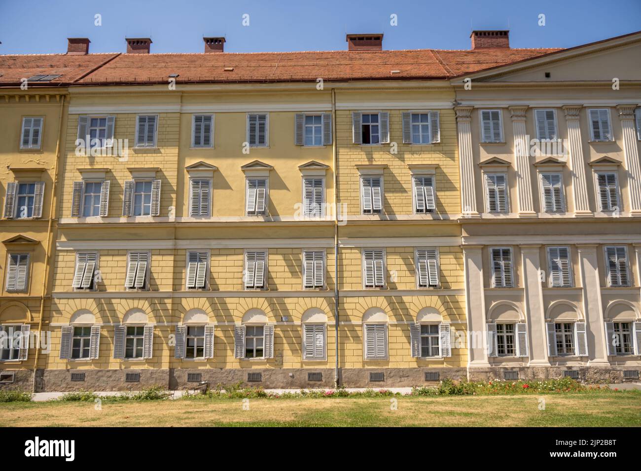 Ein historisches Gebäude im Stadtzentrum an einem sonnigen Morgen Stockfoto
