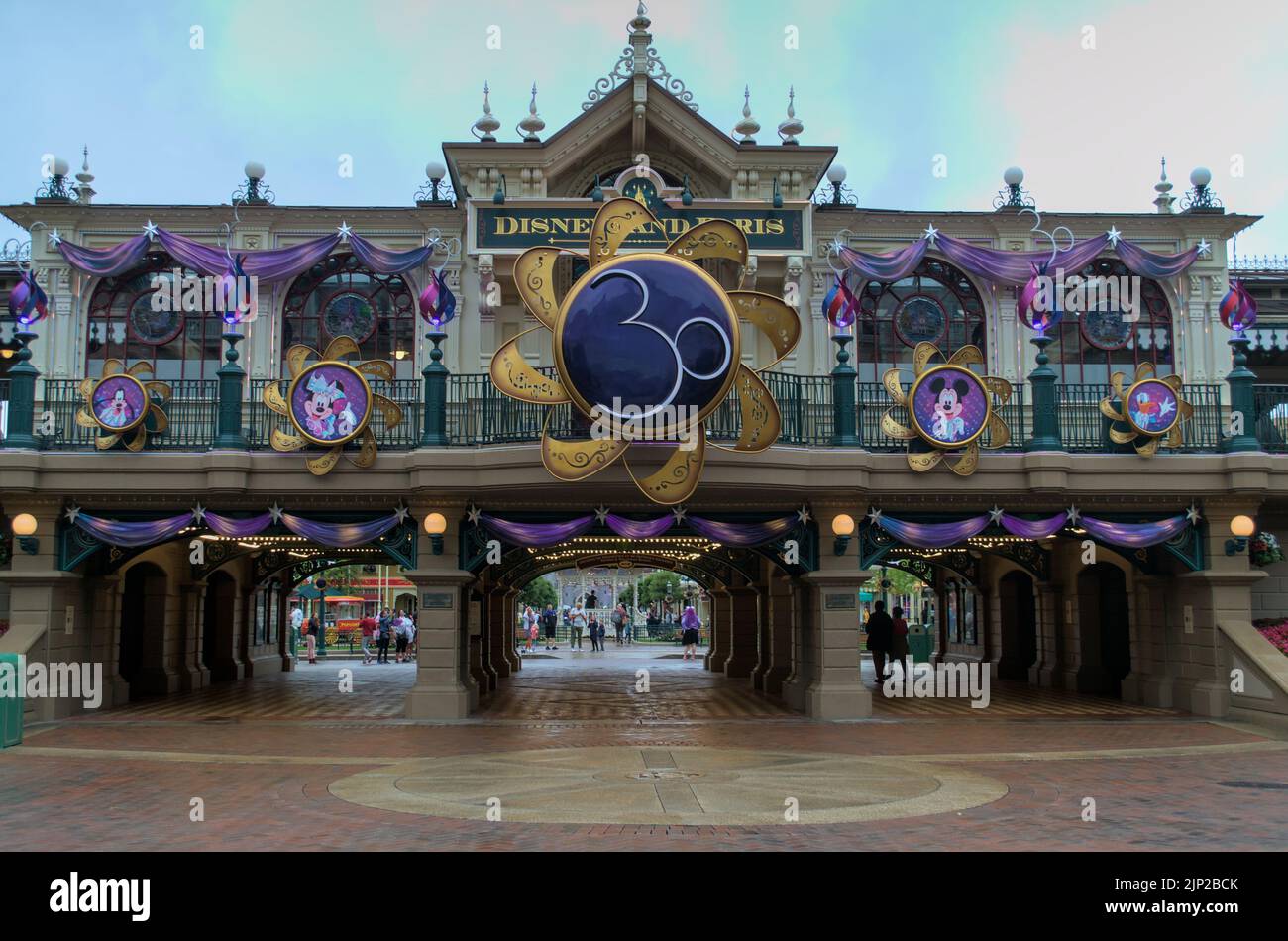 Nahaufnahme des Disneyland Paris 30.-Jubiläumszeichens, Paris, Frankreich Stockfoto