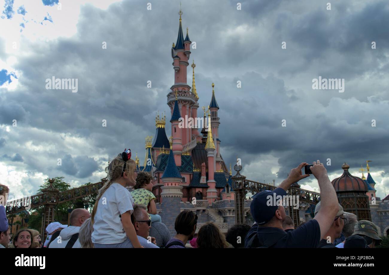 Eine schöne Aussicht auf Disneyland Paris Castle während einer Parade, Paris, Frankreich Stockfoto