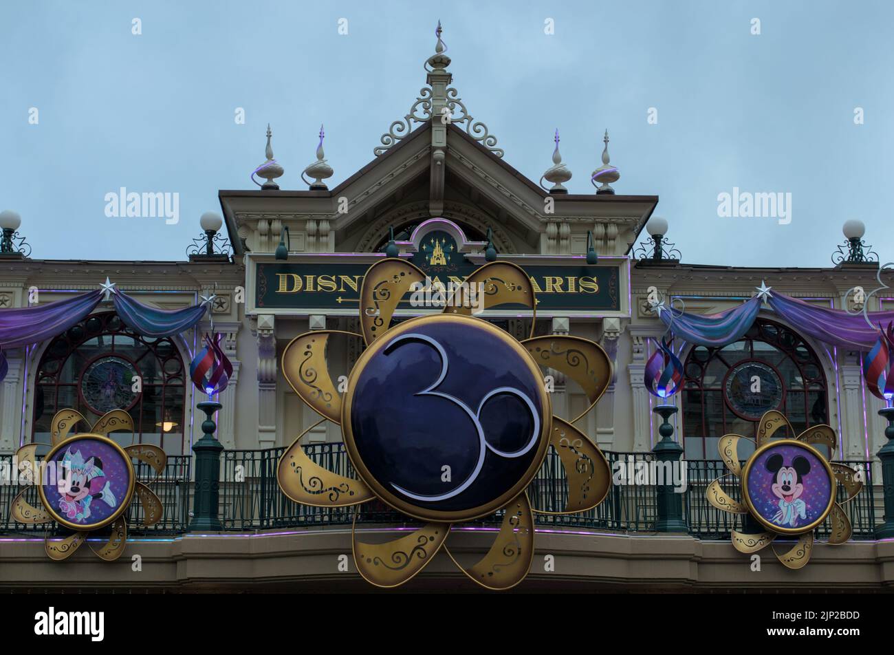 Nahaufnahme des Disneyland Paris 30.-Jubiläumszeichens, Paris, Frankreich Stockfoto