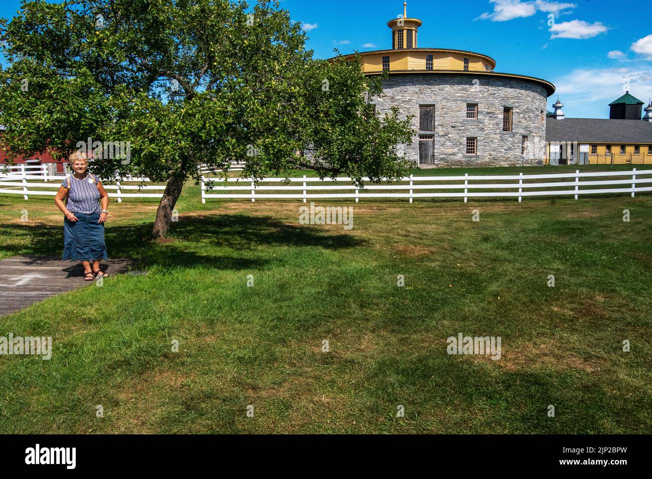 Die ikonische runde Steinscheune im Hancock Shaker Village Stockfoto